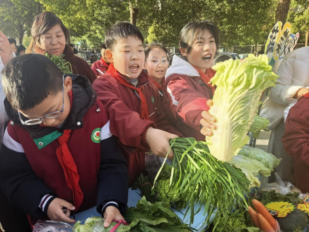 駐馬店市經(jīng)濟開發(fā)區(qū)金雀路小學舉行“蔬菜義賣”活動