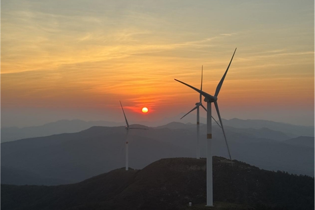 登頂“駐馬店屋脊” 邂逅最美日出云海