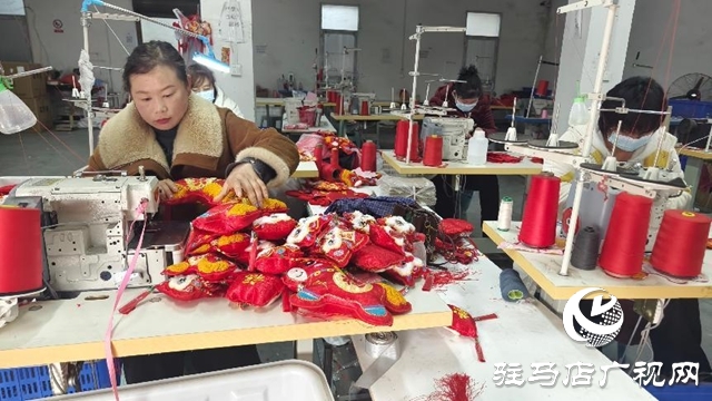 驛城區(qū)古城街道：喜慶用品生產(chǎn)帶動(dòng)村民增收致富