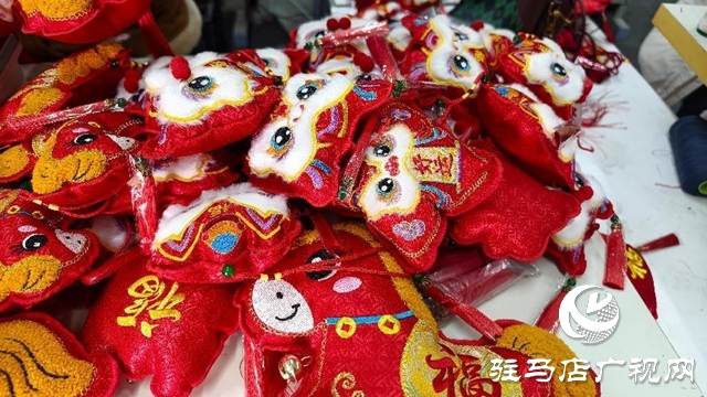 驛城區(qū)古城街道：喜慶用品生產(chǎn)帶動(dòng)村民增收致富